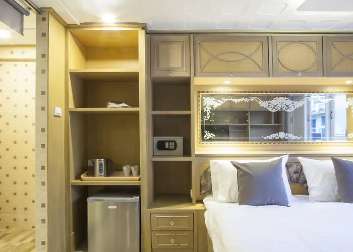 Golden Mountain Hostal *